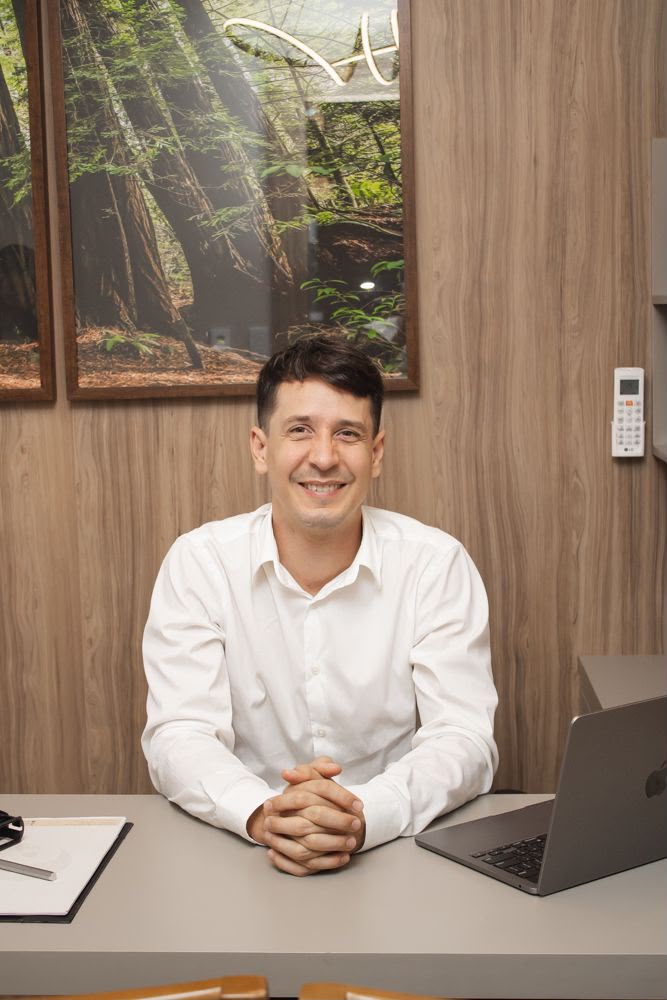 Dr. Rhamon Mendonça no consultório em Santo Antônio de Jesus